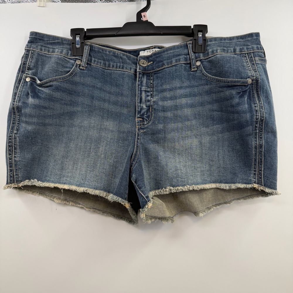 Torrid Vintage Stretch Denim Shorts 20 NWT 3.5” Fray Hem Medium Wash